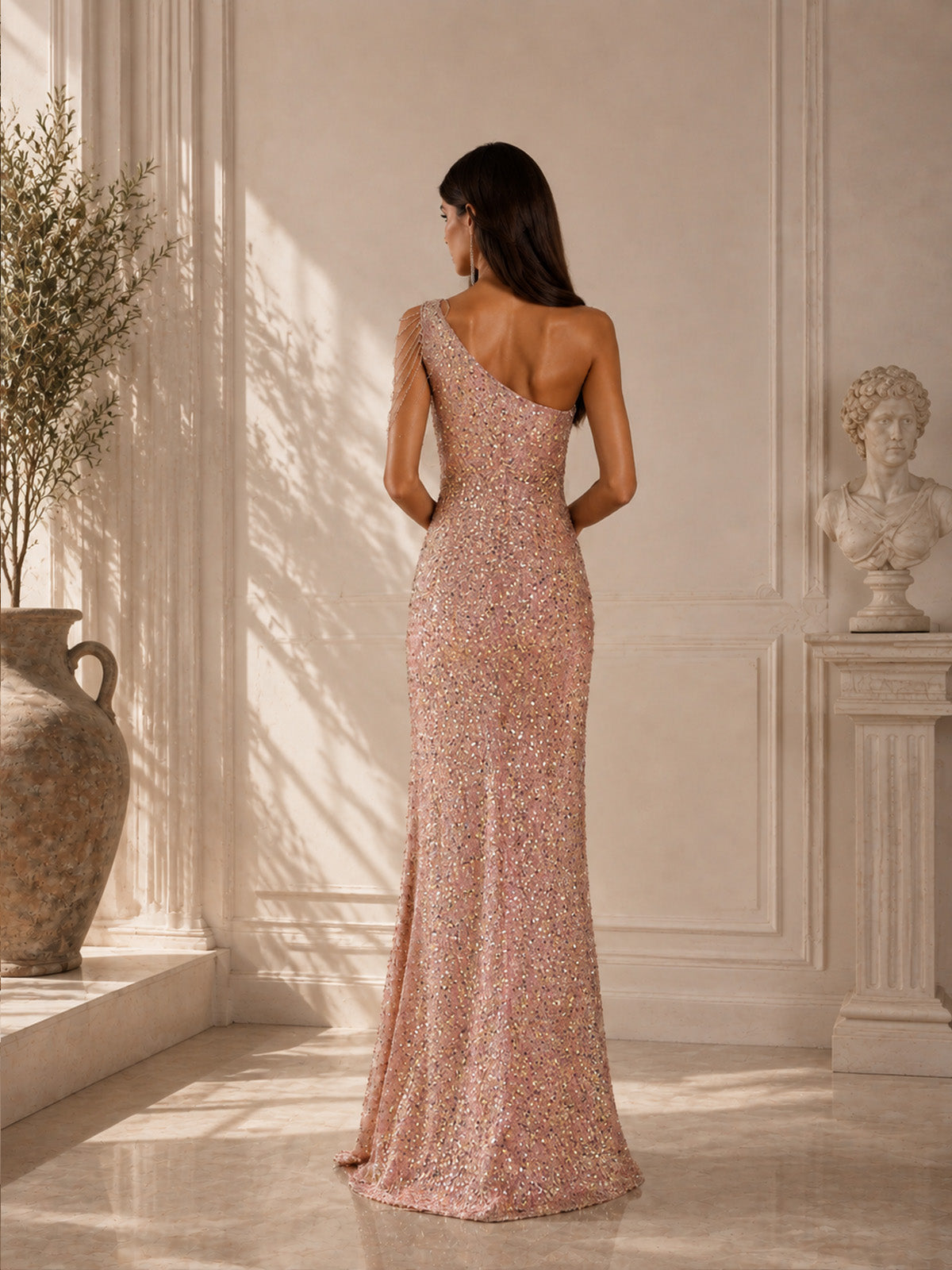 Robe longue de soirée sirène asymétrique moulante sans manches à paillettes pour femme avec détails de chaîne d'épaule perlée, découpes et fente haute