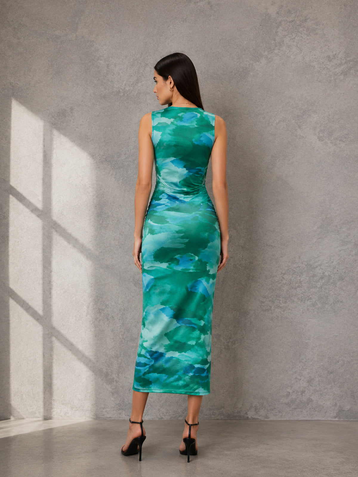 Vestido maxi slim de manga larga con cuello alto de malla floral para invitada de boda de primavera