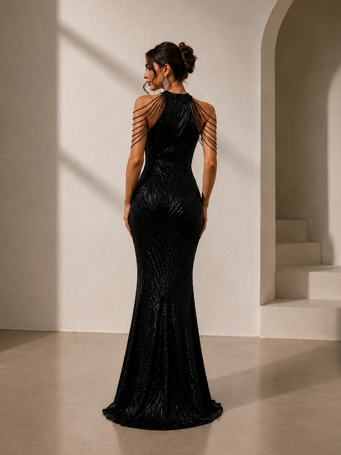 Robe de soirée sirène longue femme glamour noire à sequins, col montant et épaules dénudées
