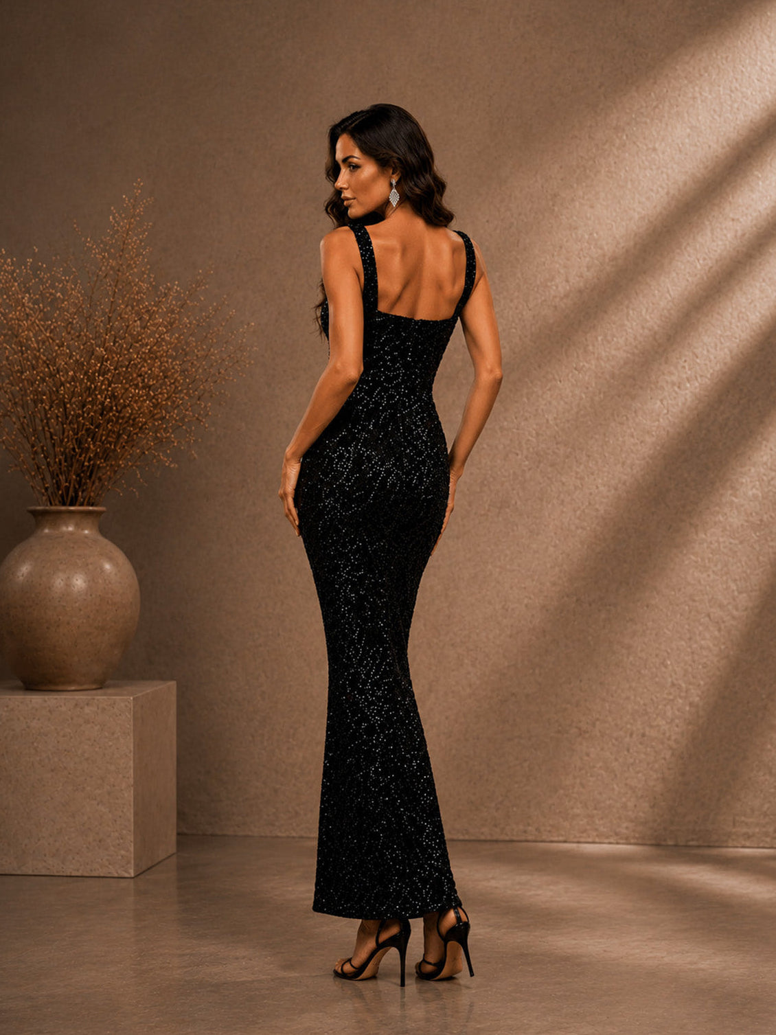 Vestido midi negro glamuroso con cuello cuadrado y sin mangas, ajustado y adornado con lentejuelas