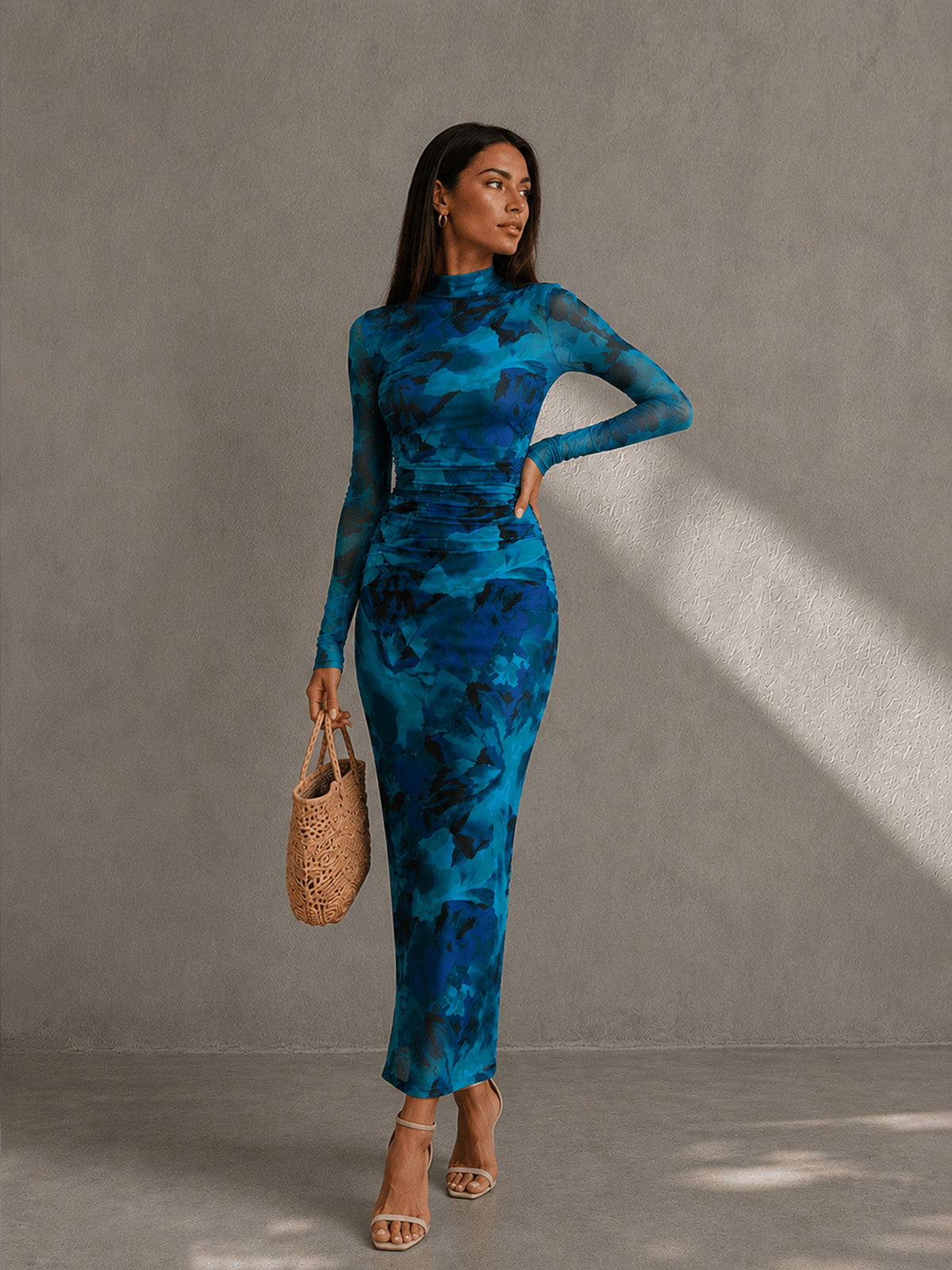 Vestido maxi slim de manga larga con cuello alto de malla floral para invitada de boda de primavera