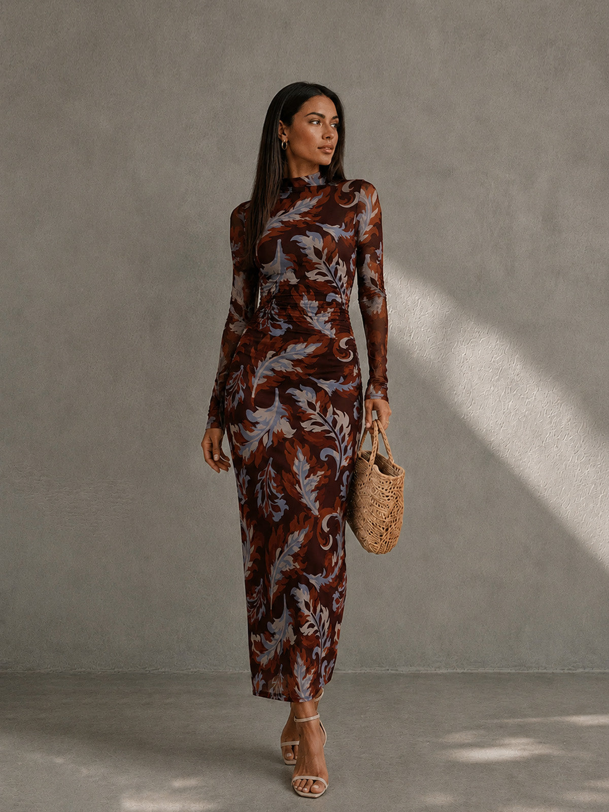 Vestido maxi slim de manga larga con cuello alto de malla floral para invitada de boda de primavera