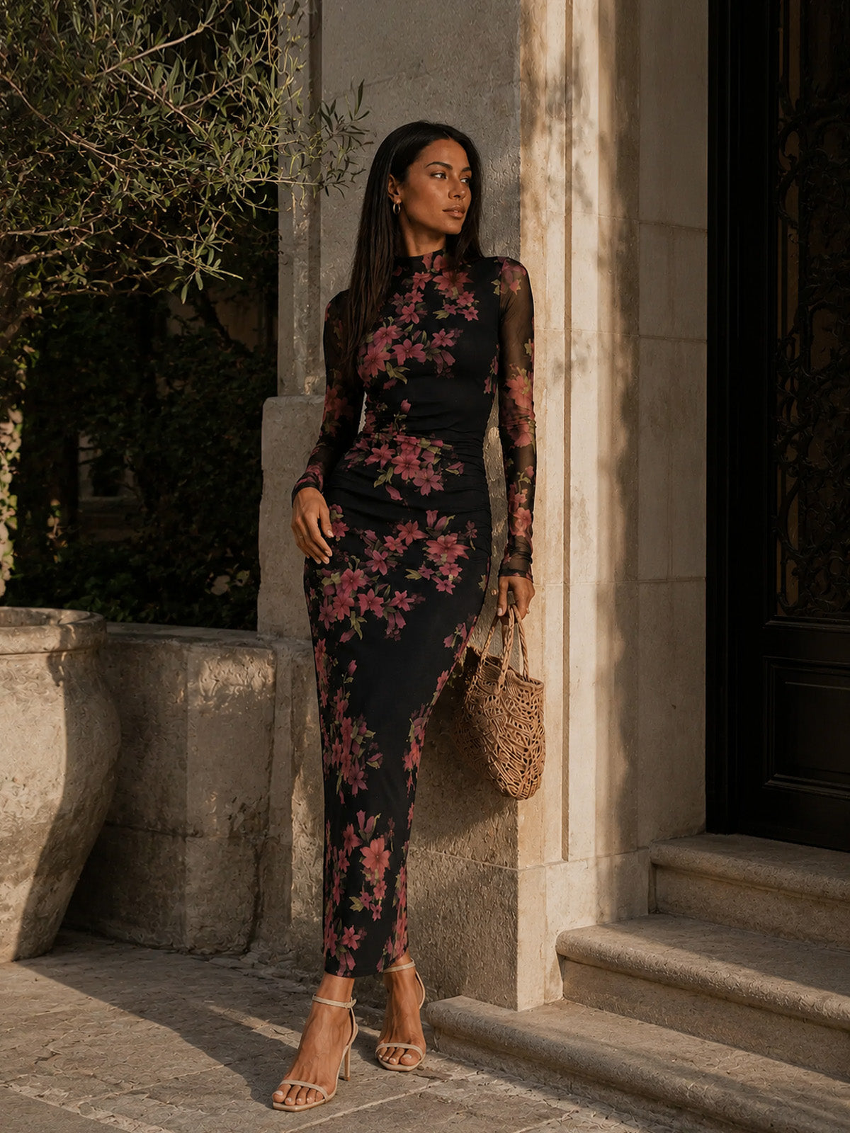 Vestido maxi slim de manga larga con cuello alto de malla floral para invitada de boda de primavera