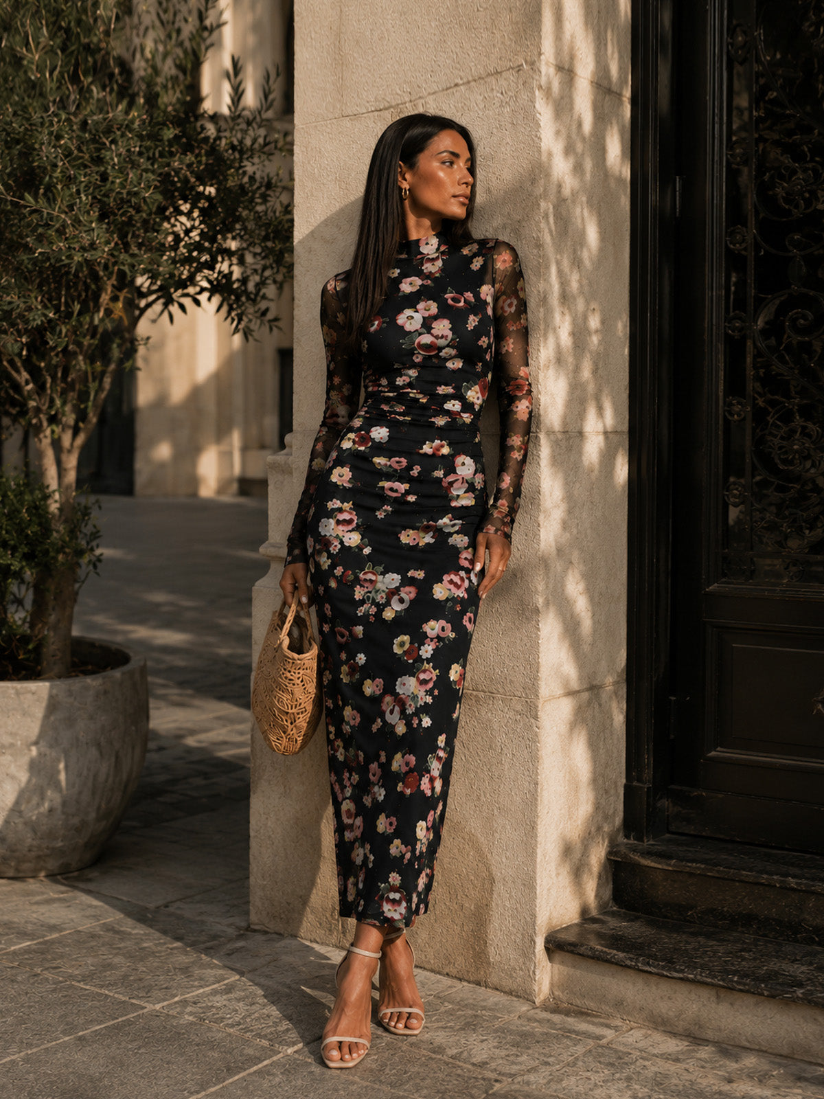 Vestido maxi slim de manga larga con cuello alto de malla floral para invitada de boda de primavera