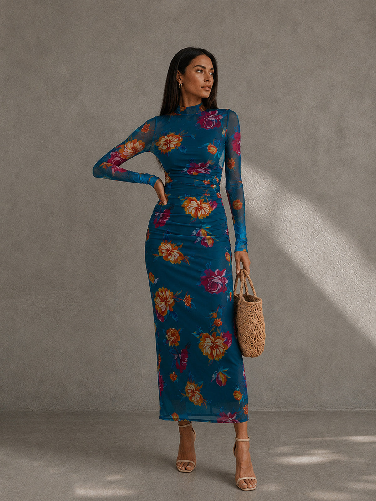 Vestido maxi slim de manga larga con cuello alto de malla floral para invitada de boda de primavera
