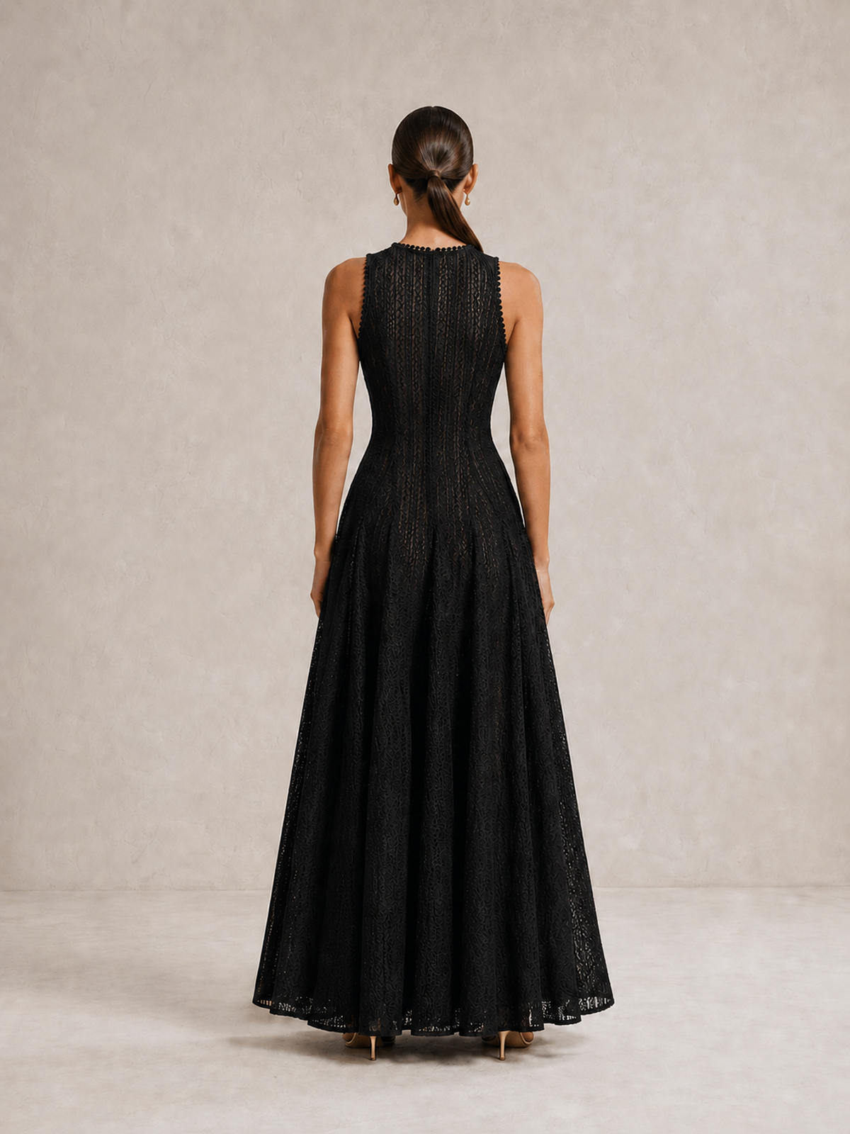 Women’s Black Sophisticated Lace Crew Neck Sleeveless A-Line Maxi Dress